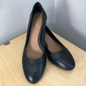 CLARKS Leather Heeled Pumps Women's size 9.5 Black Perforated